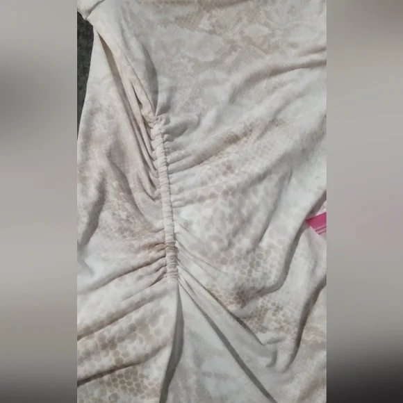 Vince Camuto Beige Patterned V-Neck Blouse - Picture 5 of 7